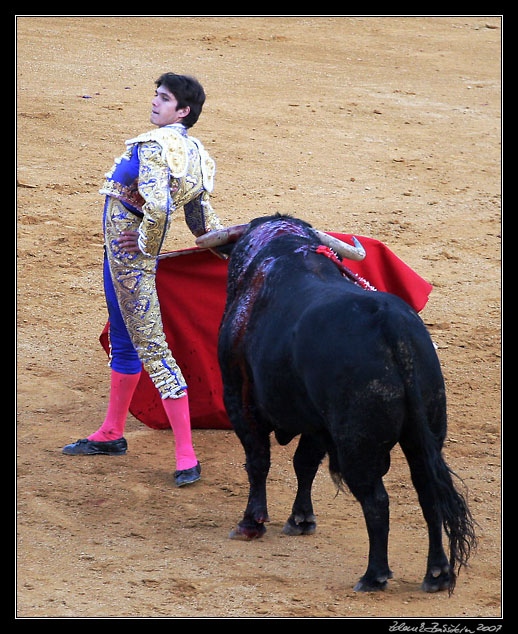 Sevilla - corrida de toros - Sebastin Castella posing