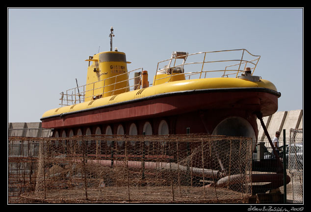 Gran Canaria - yellow submarine in Puerto de Mog�n